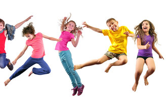 Bildet viser barn som hopper, danser, ler