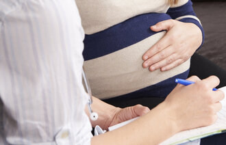 SAMTALE: I en samtale med jordmor kan den gravide få fortalt hvorfor hun har angst for å føde. Illustrasjonsfoto: Colourbox