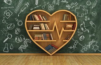 Bildet viser en bokhylle av tre formet som et hjerte og fylt av bøker. Den står foran en tavle full av medisinske symboler som stetoskop, reagensrør, forstørrelsesglass, piller m.m.