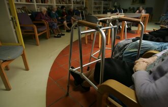 Bildet viser beboere i en stue på et sykehjem
