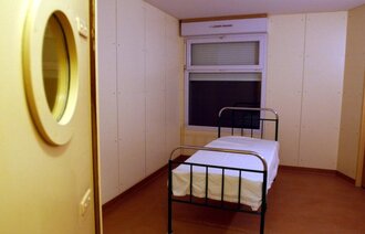 Bildet viser en seng på et psykiatrisk sykehus