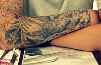 Bilde viser tatoverte armer.