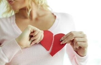 Bildet viser en kvinne som holder et opprevet hjerte mot brystet.