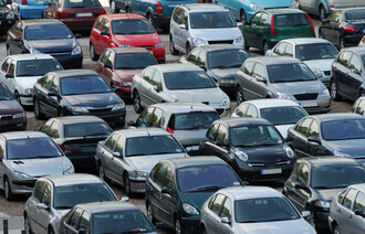 Bildet viser flere parkerte biler.