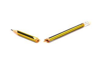 Bildet viser en blyant brukket i to.
