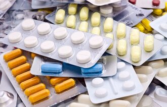 Bildet viser piller i forskjellige farger og størrelser