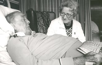 Dame Cicely Saunders lytter til en pasient.