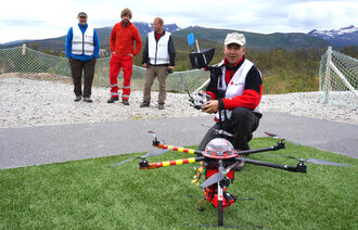 Bildet viser Tromsø Røde Kors som lærer opp mannskapet i bruk av nye droner.