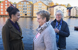 Bildet viser Gunvor Berg, Monica Hoff Gaustad og Marit Løvlien ute i Trondheim.
