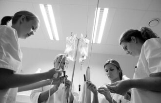 Sykepleiestudenter klargjør infusjoner
