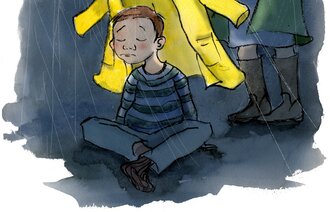 Illustrasjonen viser en trist gutt som sitter ute i regn og mørke, mens moren står bak og legger en knallgul regnjakke over skuldrende hans.