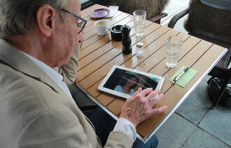 Erling Bonde ser på bilder av sin kone, Ingrid Bonde.