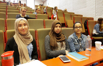  tre studenter ved Høgskolen i Akershus: Nargis Ghulami, Reem Algenabi og Jeny Baniya