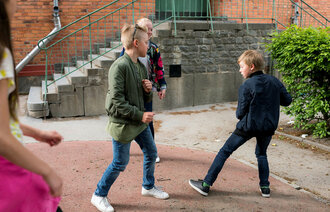 Ungdom slåss i skolegården