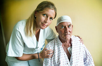 Parkinson-sykepleier Dorthe Thomsen og pasient Arne Karoliussen, Rikshospitalet 