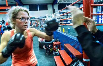 Tone Sundsdal Hansen har Parkinsons sykdom. Hun bokser for å holde seg i form. 
