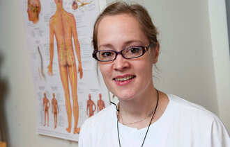 Bildet viser Tone Marte Ljoså som har tatt doktorgrad på pasienters opplevelse av smerter og ubehag ved psoriasis.