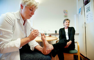 Diabetessykepleier Tilla Landbakk behandler og pasient Brita Korshavn, Sykehuset Innlandet, Gjøvik.