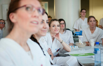 Bildet viser sykepleierstudenter i en undervisningssituasjon