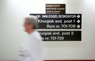 Sykepleier som skynder seg
