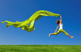 Bildet viser en kvinne som svever gjennom luften med et flagrende tøystykke etter seg
