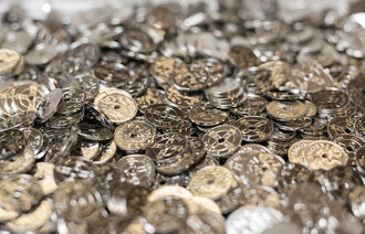 Bildet viser en haug med norske kronestykker