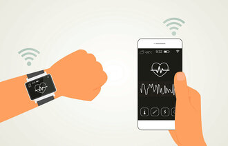 Illustrasjonen viser en smarttelefon med en helseapp som kommuniserer med et armbåndsur.