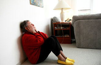 Ensomhet og depresjon blant eldre. Eldre kvinne sitter på gulvet i leiligheten sin. NB! Modellklarert. Foto: © Mike Schröder / Argus / Samfoto