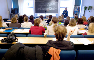 Studenter ved Høyskolen Diakonova i Oslo. Gerd Sylvi Sellevold underviser i ernæring.