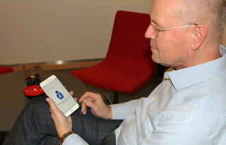 Rolf Gunnar Jørstad i NPE tester ut nettjeneste på mobil