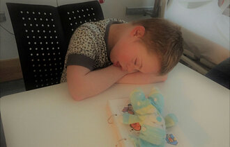 Gutten sover ved bordet etter mislykkete forsøk på sondenedleggelse.