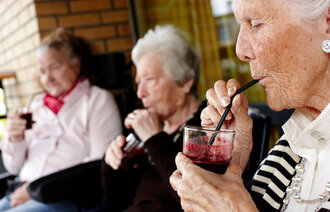 Beboere på Abildsø bo- og rehabiliteringssenter drikker smoothie.
