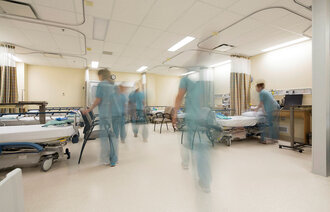 Uklart bilde av en gruppe sykepleiere på sykehus.