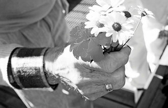 Gammel dame holder en blomsterbukett