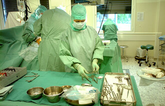 Operasjonssykepleier i arbeid.