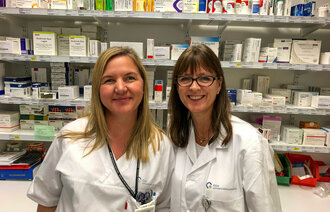 Bildet viser Mette Lund og Hilde Sporsem på medisinrommet på intensiv, Oslo universitetssykehus, Ullevål.