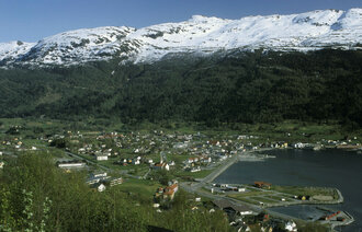Oversiktsfoto over Nordfjordeid, administrasjonssenter i Eid kommune