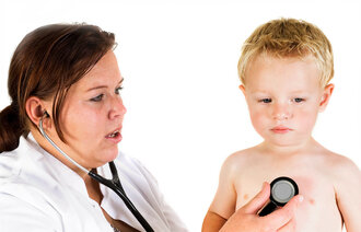 sykepleier lytter på barn med stetoskop