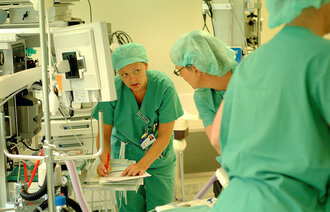 Operasjonssykepleiere og anestesisykepleier i arbeid.