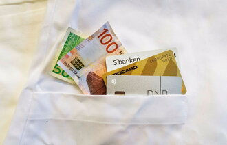 Bilde viser en uniform med pengesedler i brystlommen