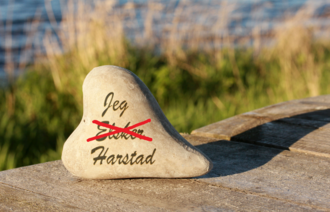 bildet viser steinhjerte med inskripsjon om Harstad