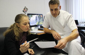 Bildet viser stipendiat Maren Falch Lindberg og lederen av kneoperasjonsavdelingen ved RNIITO i St. Petersburg, Nickolay Kornilov. 