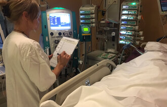 En sykepleier vurderer en pasients smerte ved hjelp av verktøyet CPOT