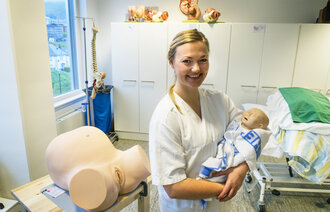 Jordmorstudent Eline Holt Palerud på øvingsrommet med dukker