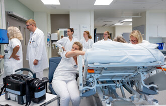 Bilde viser hektisk personell på akuttmottak