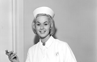 Bildet viser en sykepleierske.