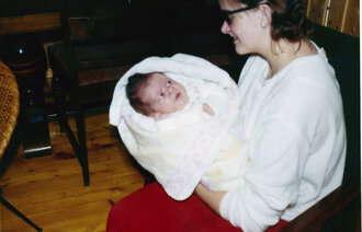 Bildet viser Berit Haugen som holder Karin Jonli som baby.