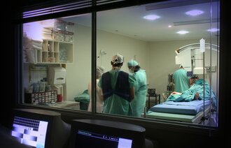 Helsepersonell inne på operasjonsstue