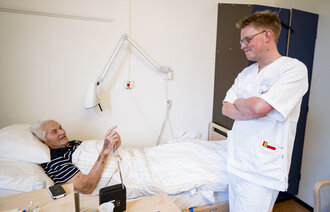 Bildet viser pasient Øistein Bakken og sykepleiervikar Kasper Vesterholm.