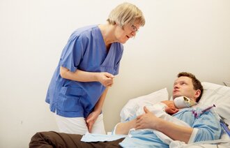 Bildet viser klinisk spesialist i sykepleie for premature og syke­ nyfødte Inger Pauline Landsem sammen med pappa Kenneth Jenssen og prematurfødte Ask.
